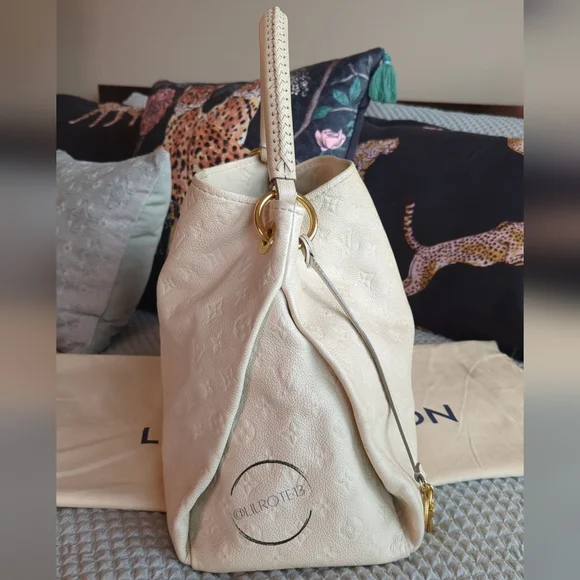 Louis Vuitton Cream Shoulder Bag - Picture 3 of 16